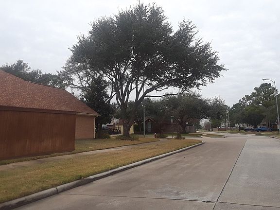 5th image of 16018 Aberdeen Forest Dr