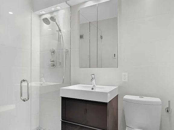 5th image of 60 Sutton Pl #8NN