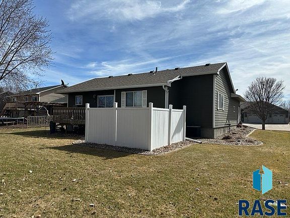 4th image of 1140 Sunset Dr