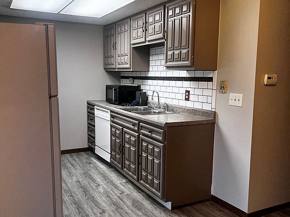 4th image of 3313 Neerpark Dr