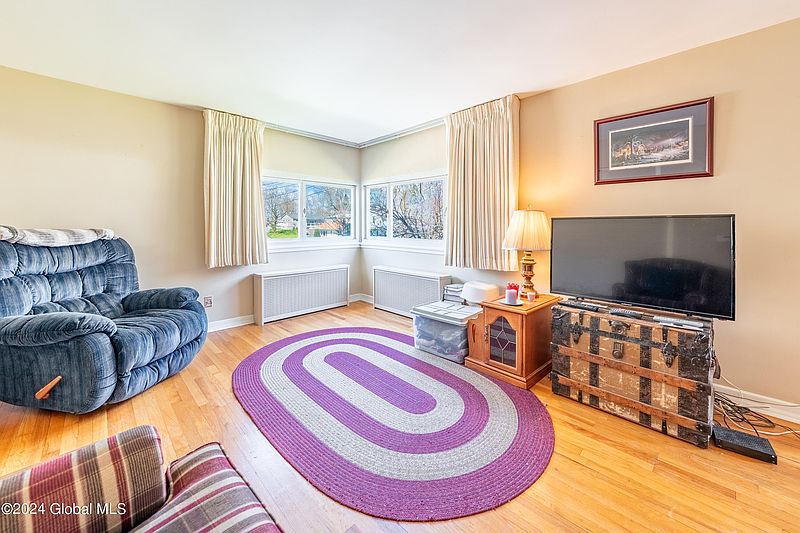3rd image of 318 Sunset Avenue
