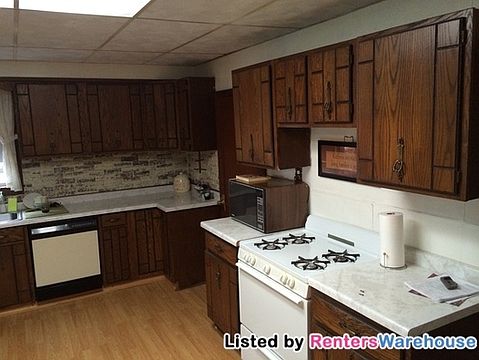 4th image of 915 18th Ave N