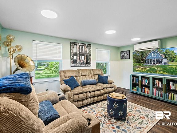 5th image of 14685 Camelia Ave