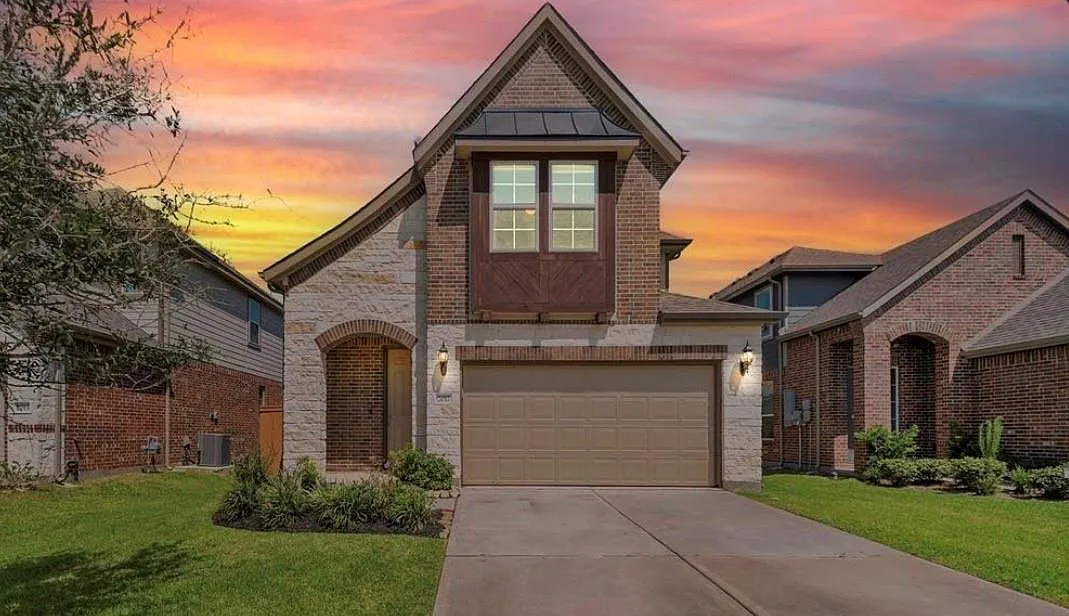 3 bed, 2.5 bath, 2128 sqft, $2,800 — Photo 1