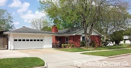 Covered patio & gated breezeway, great for relaxing, playing w/ kids or animals