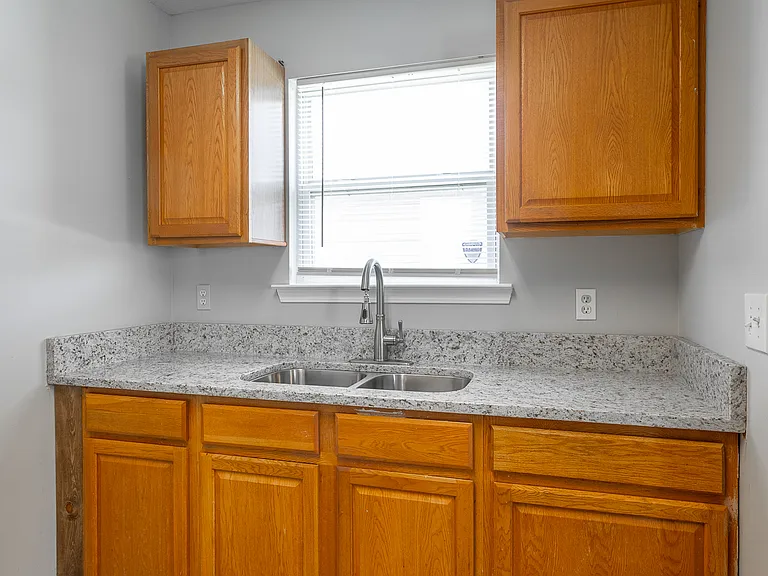 1621 Oak St — Photo 24