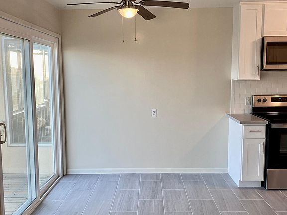 2nd image of 3090 Vicente St #302