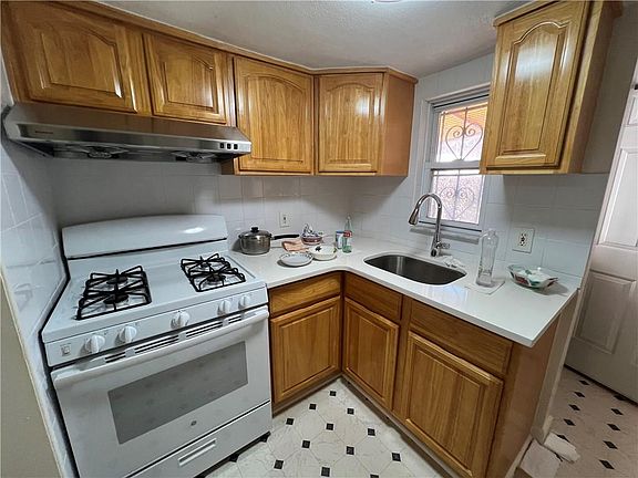 5th image of 157 Bay 50th St