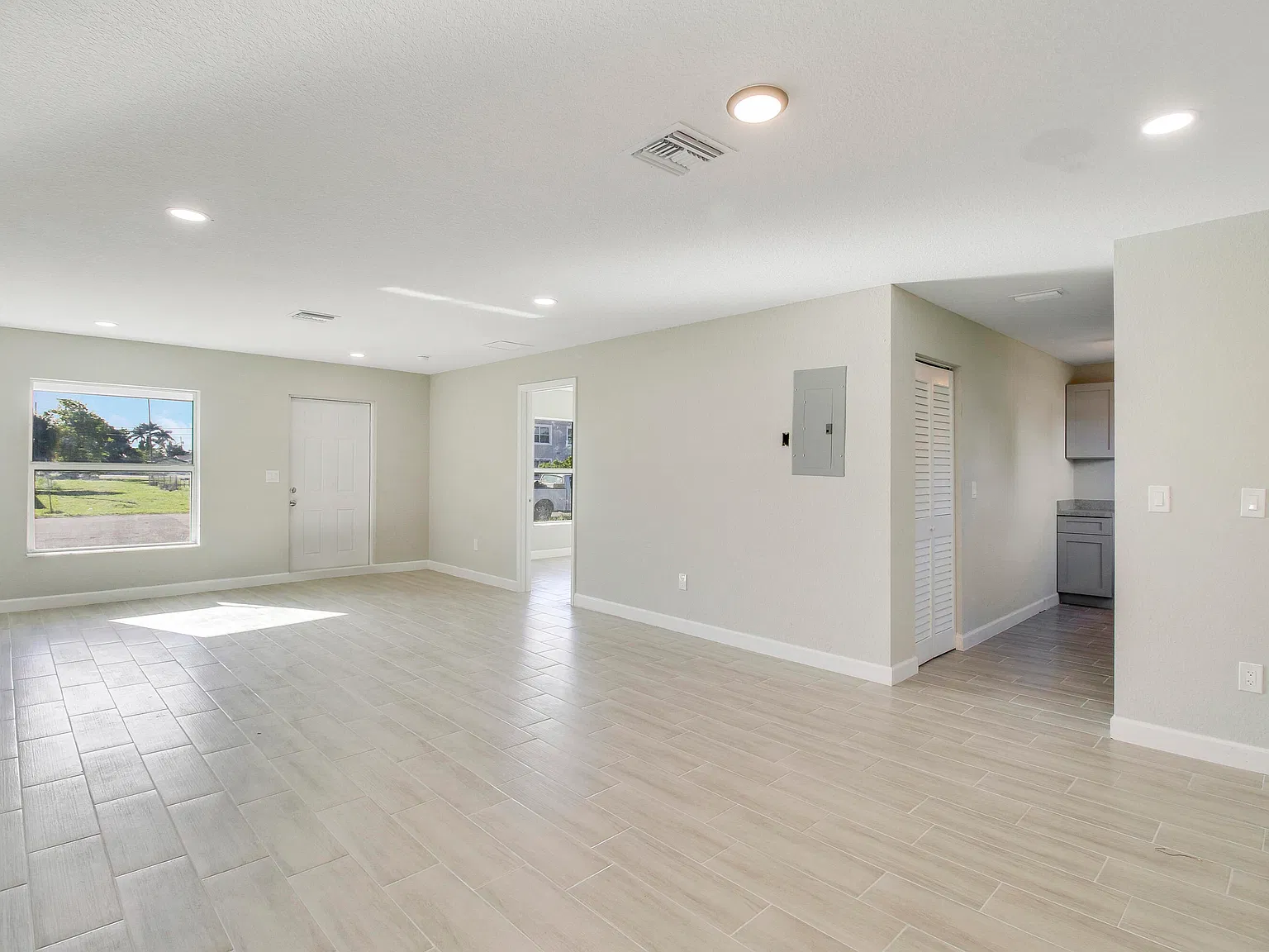3 bed, 2.0 bath, 2296 sqft, $1,650 — Photo 4