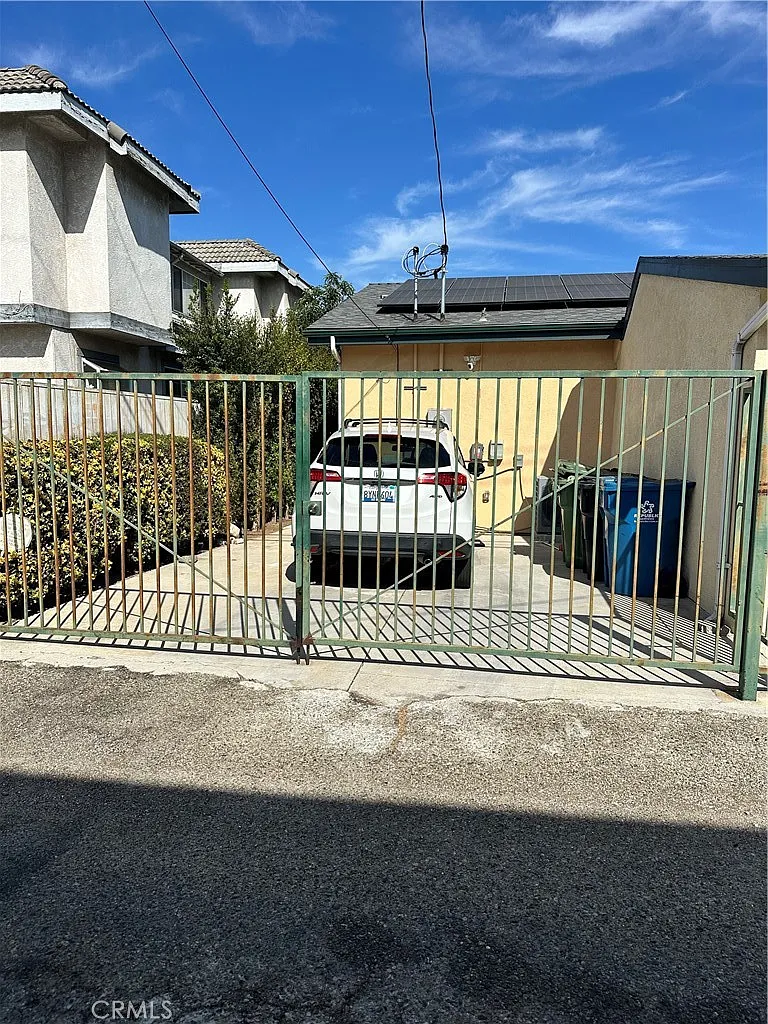 3 bed, 2438 sqft, $3,900 — Photo 4