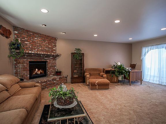 5th image of 22955 Blythe St