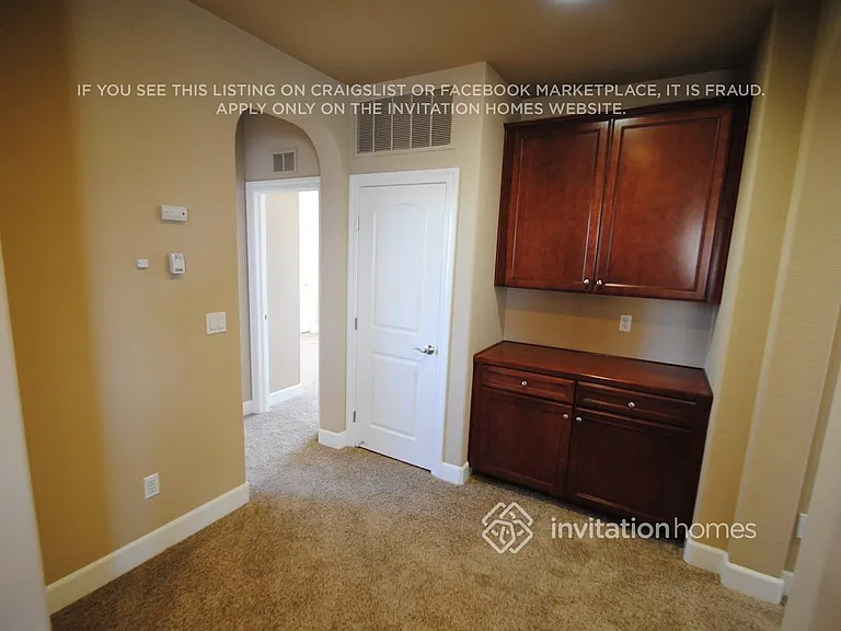 1667 Montrose Ln — Photo 4