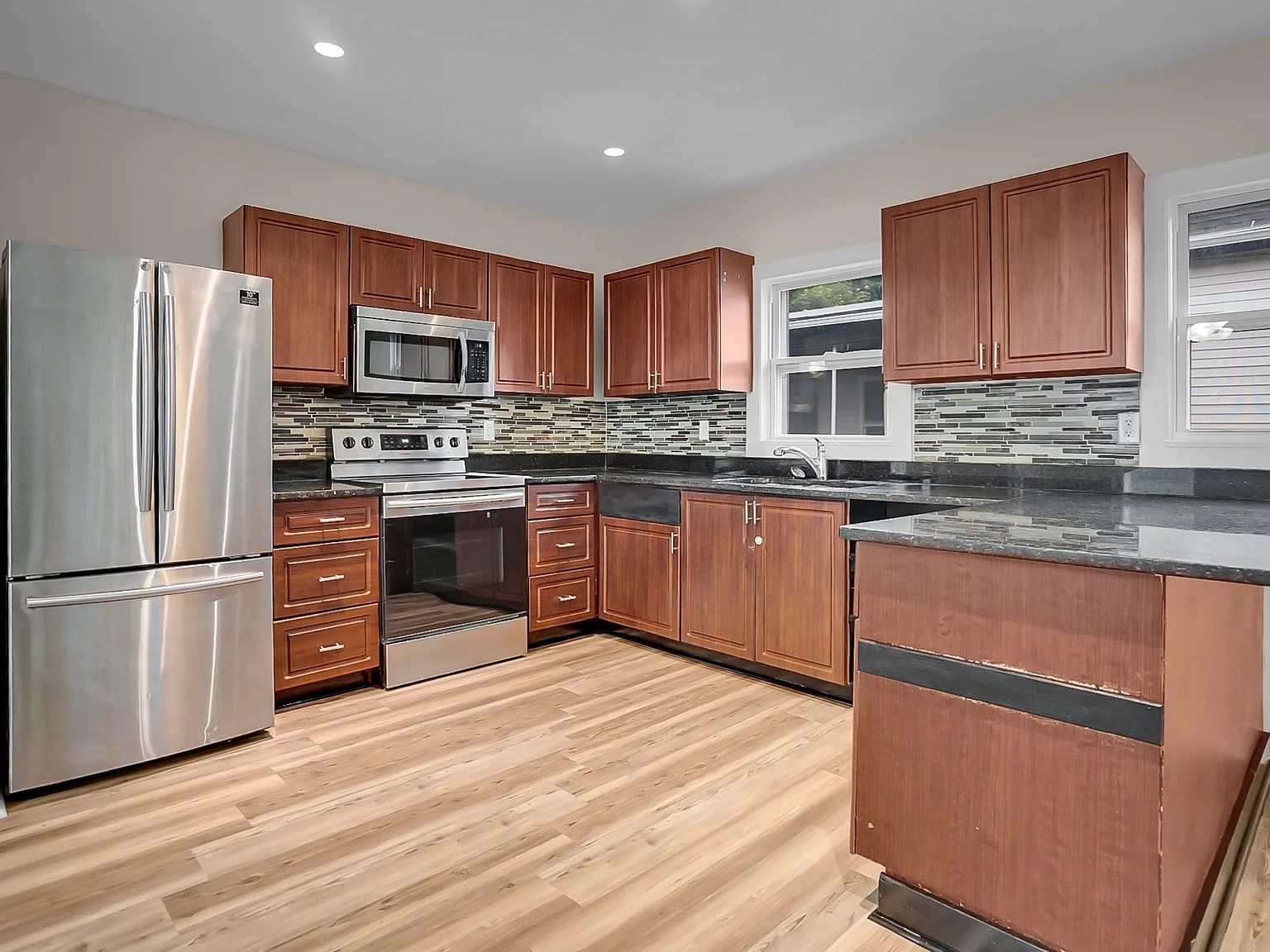 5 bed, 1.5 bath, 1000 sqft, $2,680 — Photo 4