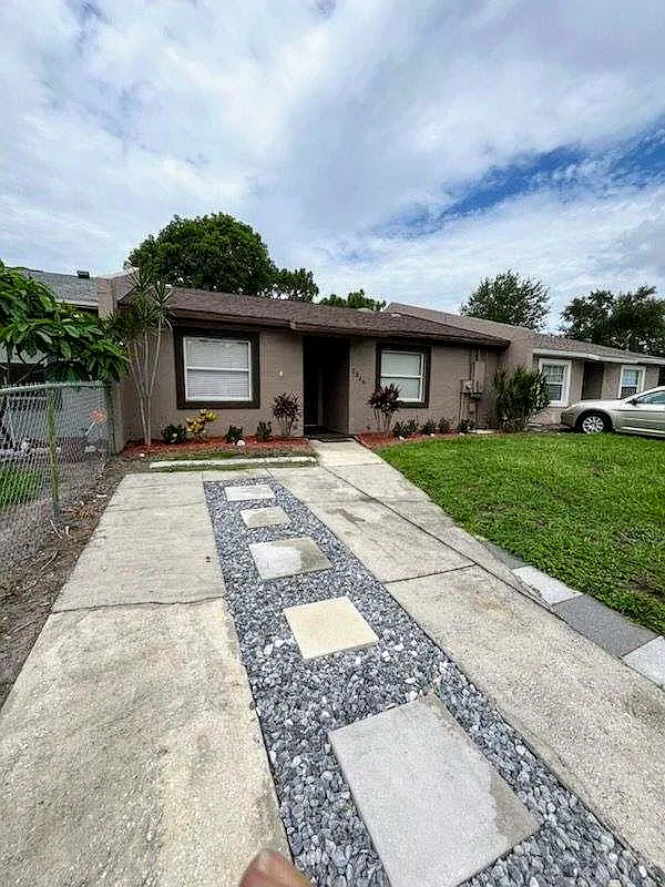 3 bed, 1132 sqft, $1,880 — Photo 2