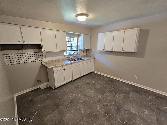 5th image of 3332 DIGNAN Street