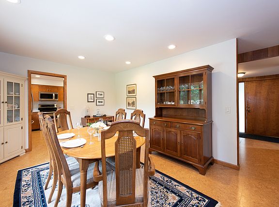4th image of 2048 Hickory St