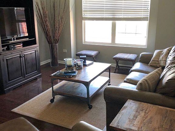4th image of 2554 Dunraven Ave