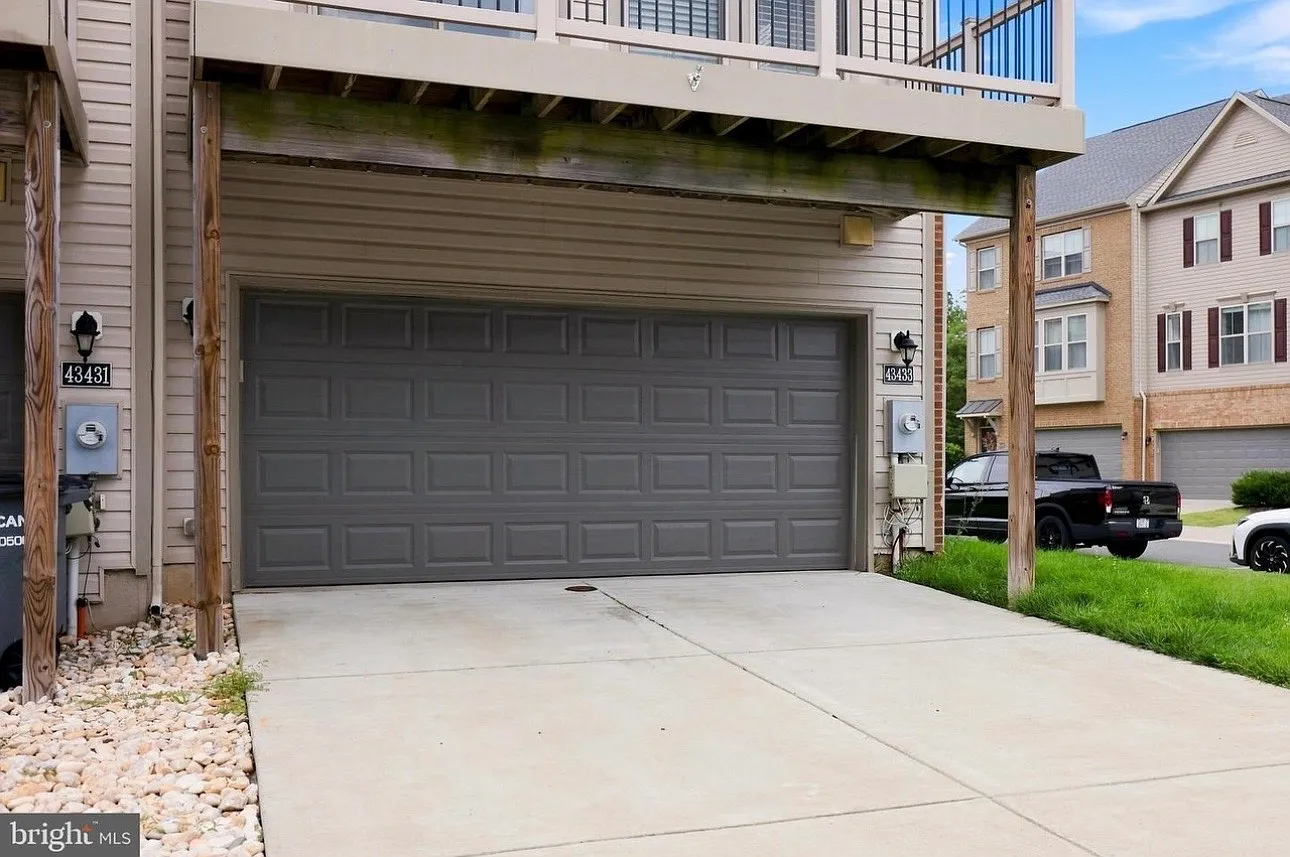 5 bed, 4.5 bath, 2556 sqft, $3,800 — Photo 3