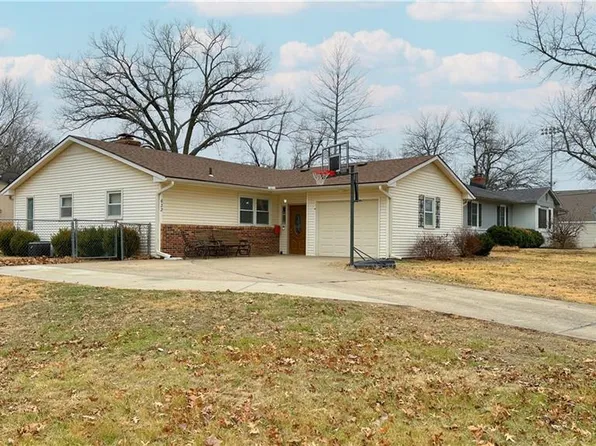 622 E 10th St, Ottawa, KS 66067