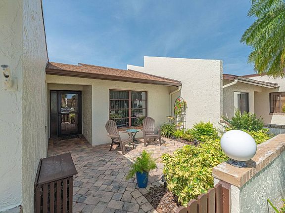 3rd image of 440 Hawthorne Ct