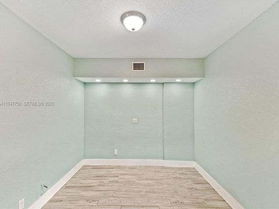 4th image of 2588 Garden Ct