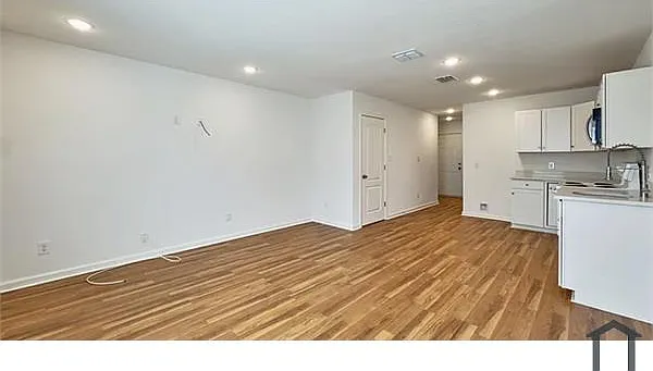3 bed, $1,425 — Photo 4