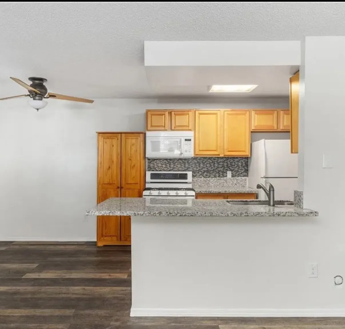 2 bed, 994 sqft, $2,200 — Photo 2