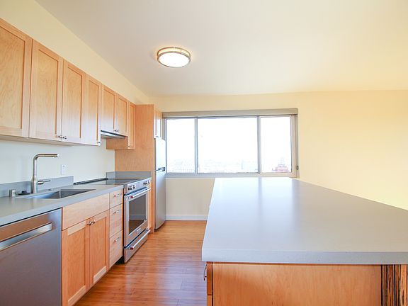 4th image of 1001 Pine St Unit 1304