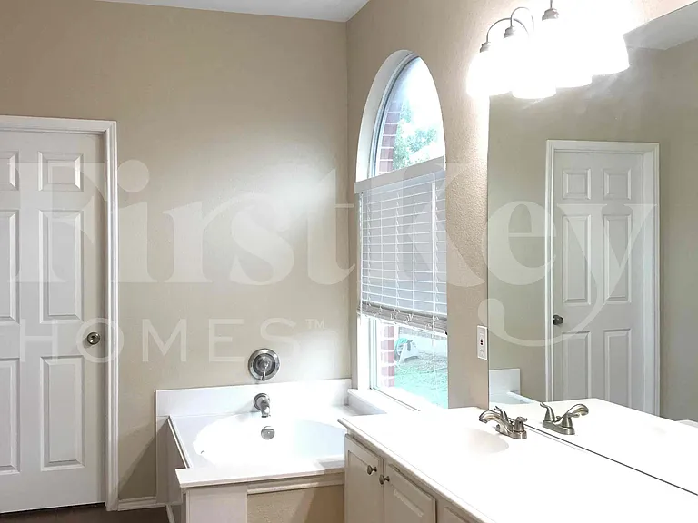 8604 Orleans Ln — Photo 7