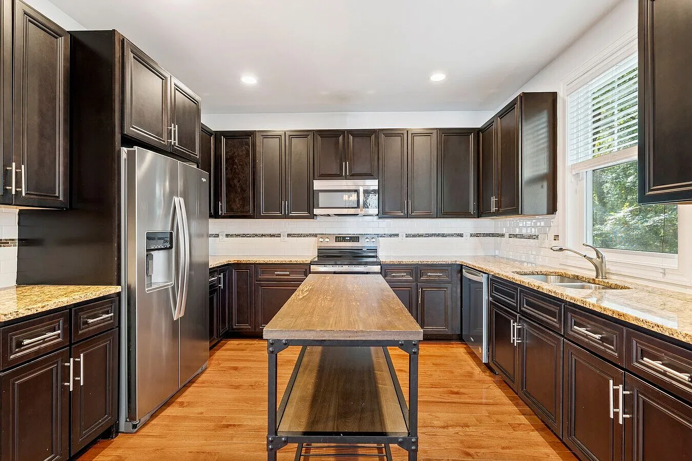 3 bed, 2.5 bath, 1600 sqft, $2,400 — Photo 3
