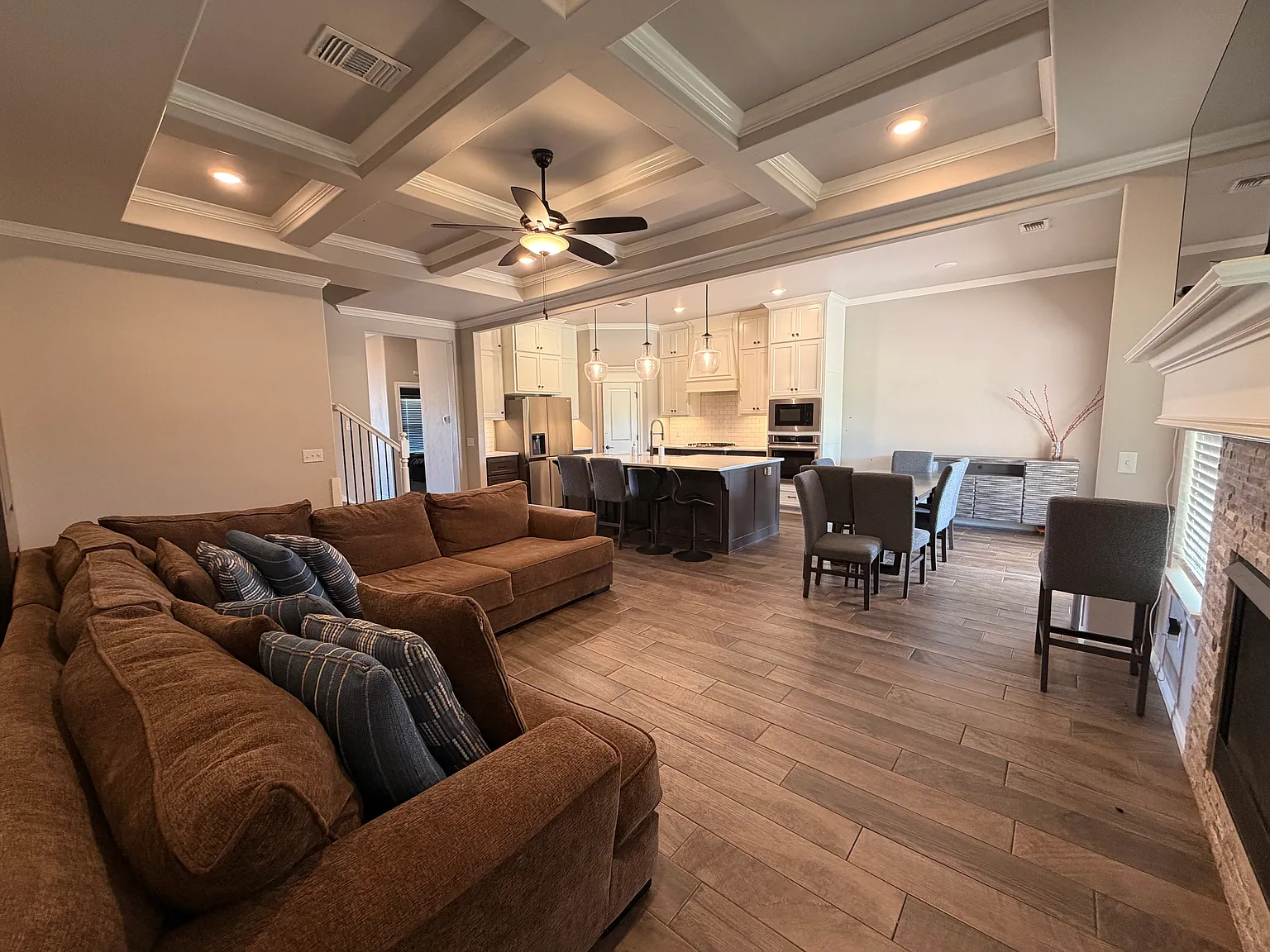 5 bed, 2527 sqft, $3,300 — Photo 2