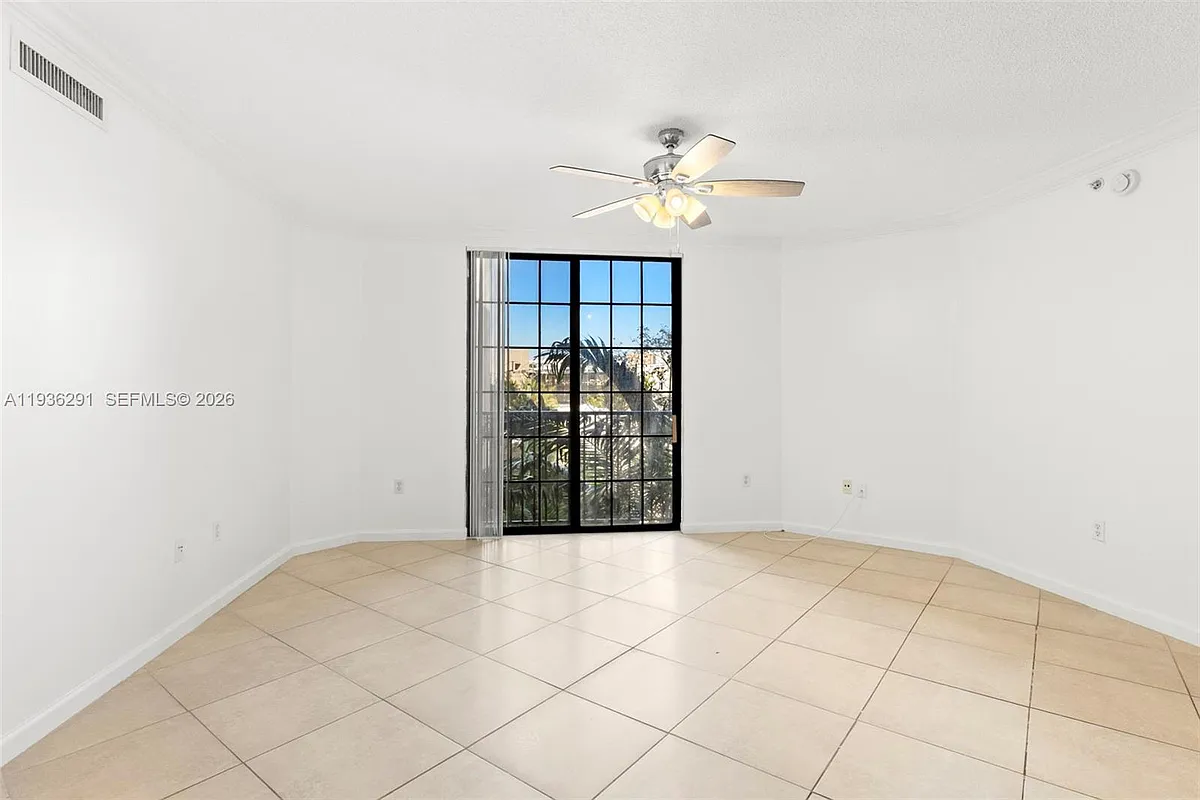 Building Photo - 1919 Van Buren St #418A