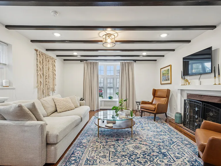 504 Gainsboro Rd — Photo 4