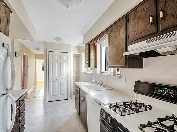 3rd image of 279 Tanglewood Dr