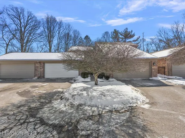 1938 Burning Bush Ct, Rochester, MI 48309