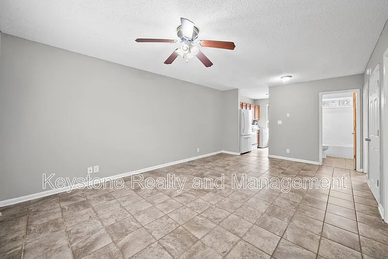 2 bed, 1.0 bath, 700 sqft, $700 — Photo 3