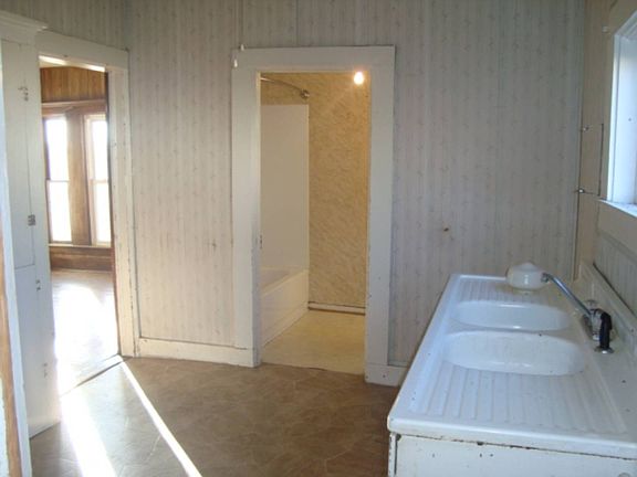 3rd image of 109 E Railroad Ave