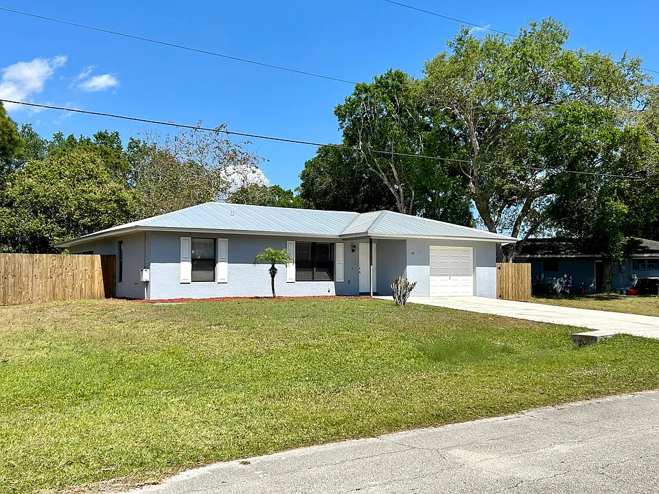 307 SW De Gouvea Ter