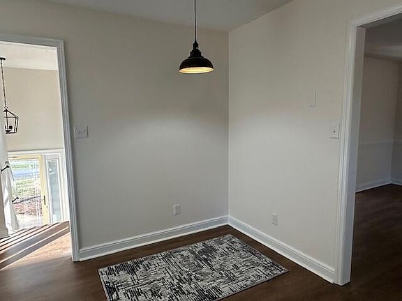 5th image of 318 Dyer St