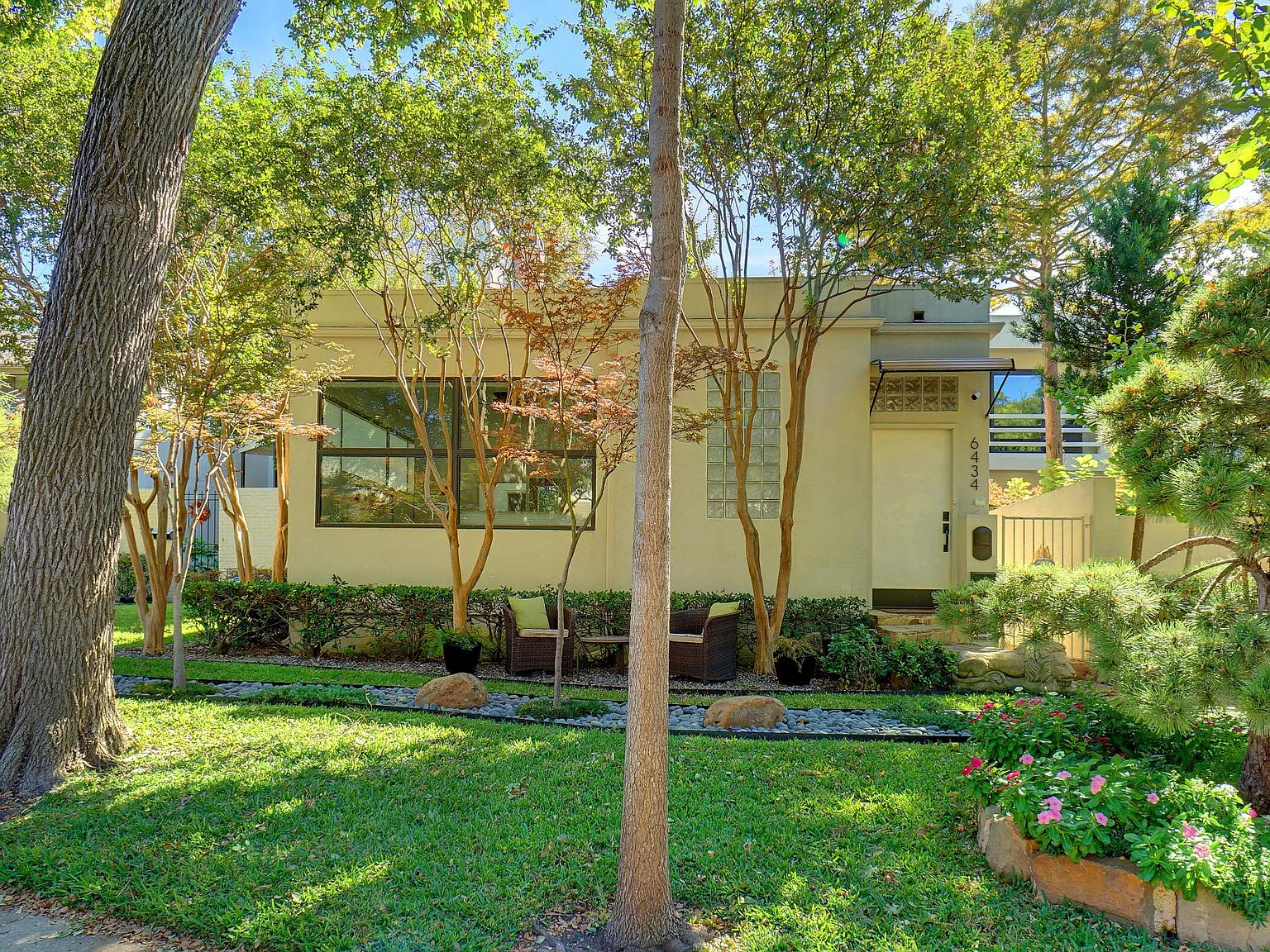 3 bed, 2358 sqft, $4,400 — Photo 2