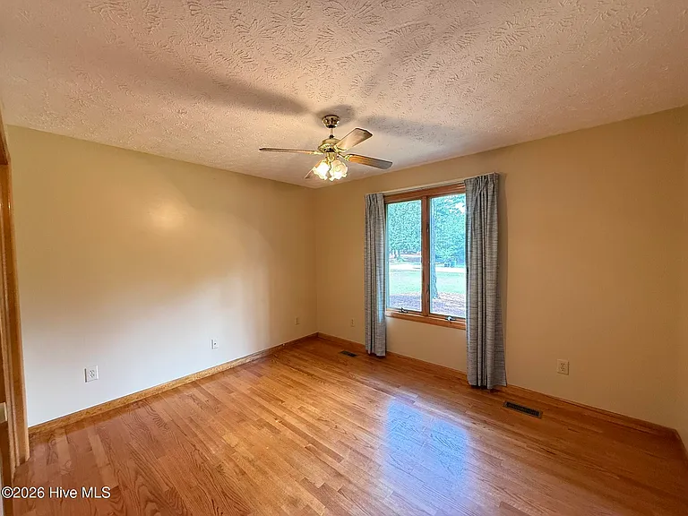 315 W Craven Ave — Photo 21