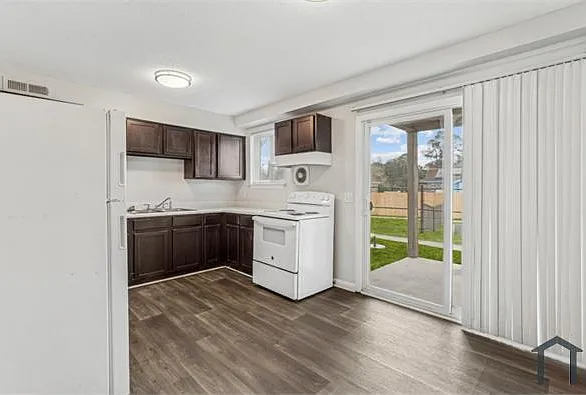 3 bed, 1035 sqft, $1,589 — Photo 3