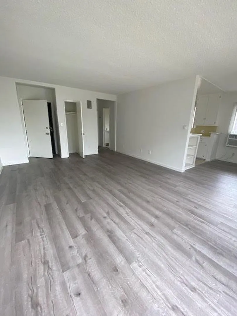 Wilton Apartments — Photo 2