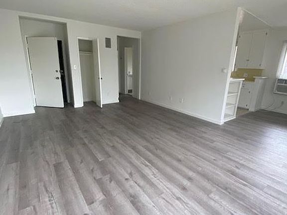 2nd image of 838-844 S Wilton Pl #844-1