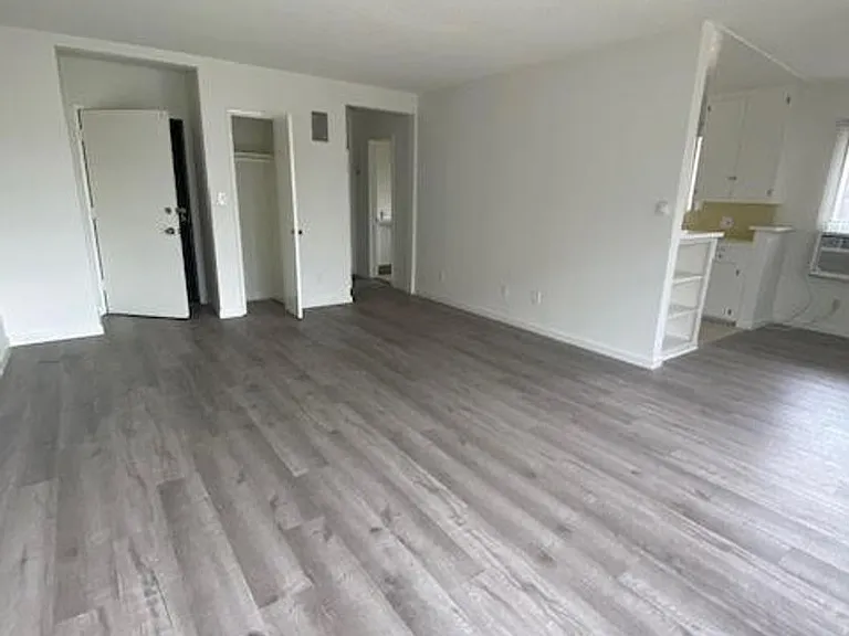 838-844 S Wilton Pl — Photo 2