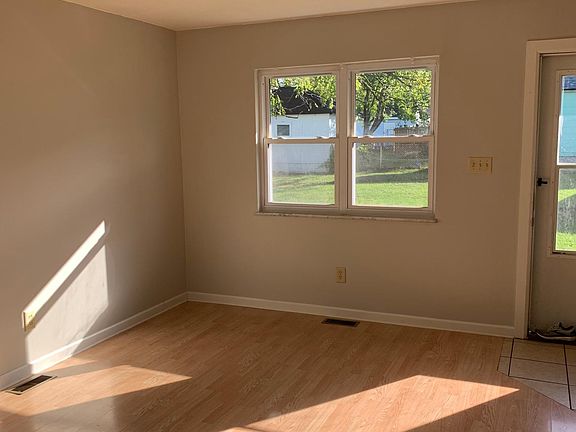 3rd image of 215 E Shannon Ave
