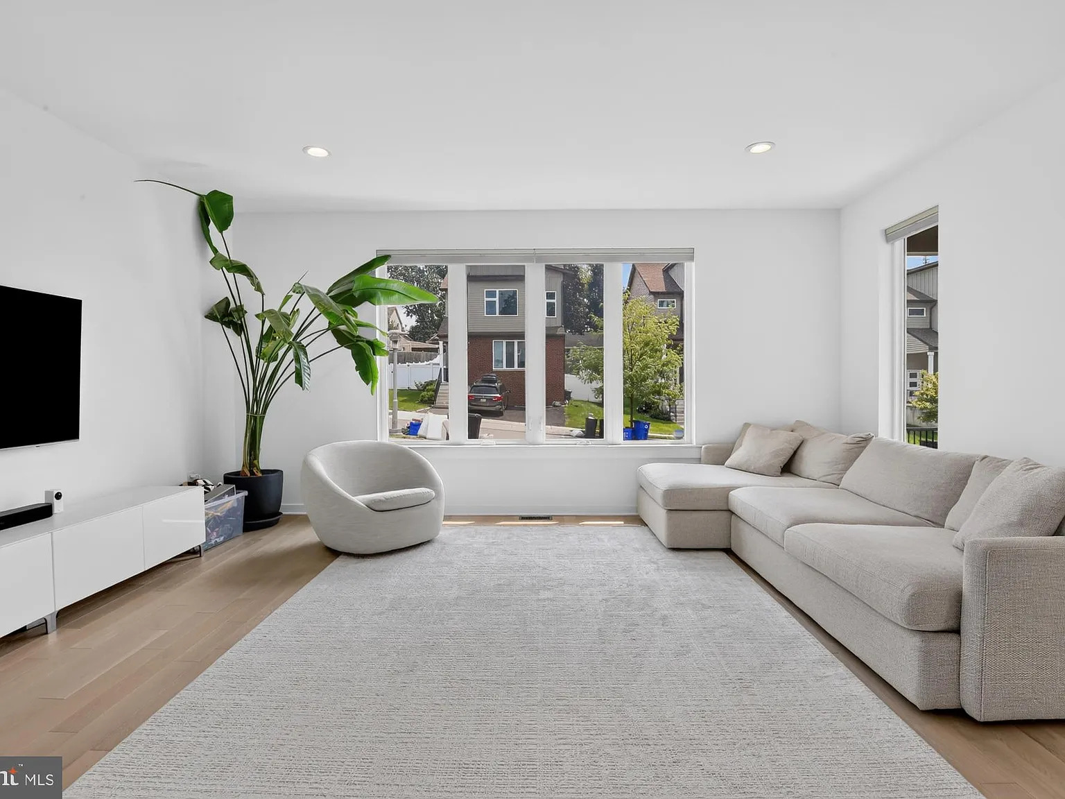 3 bed, 4.0 bath, 2750 sqft, $3,900 — Photo 3
