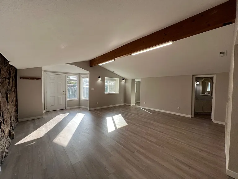 2100 S 11th Ave — Photo 5