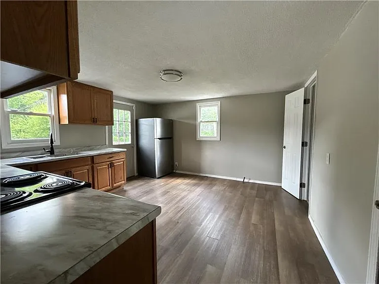 2370 W 23rd St — Photo 4