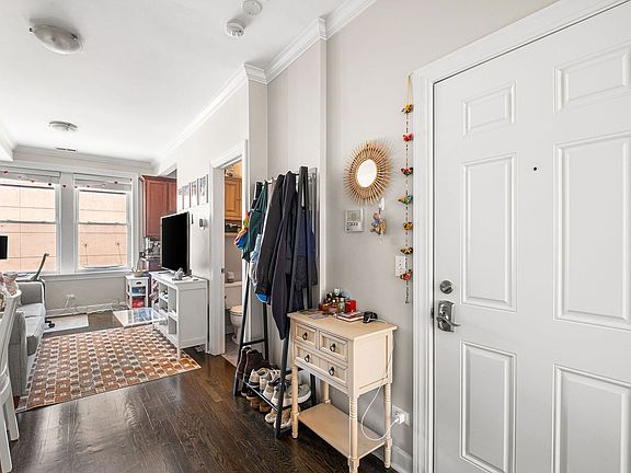5th image of 536 W Belmont Ave #2S